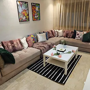 Luxury Living 3 Bedroom With Garden Terrace And Private Balcony شقة